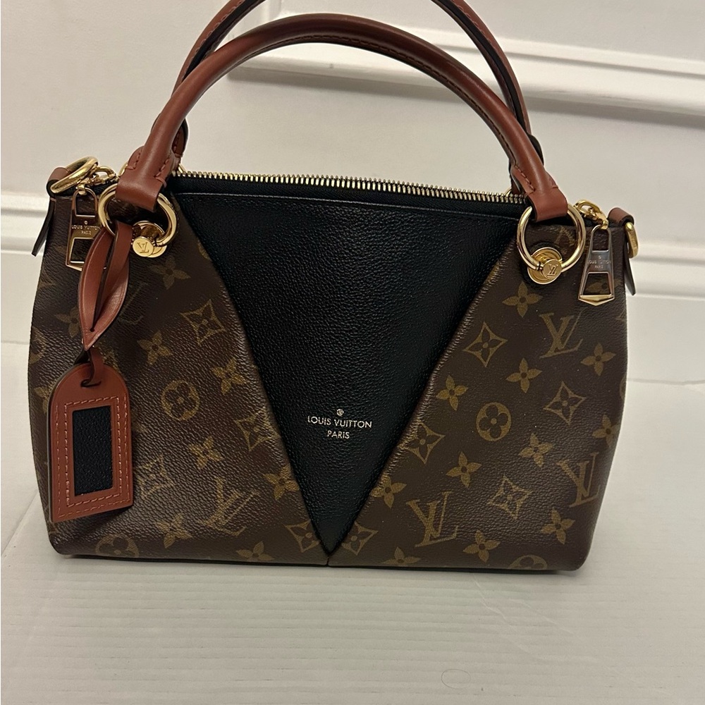 Louis Vuitton V Tote BB Black
